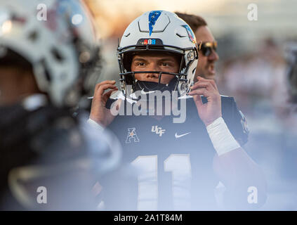 Orlando, FL, USA. 28 Sep, 2019. Central Florida Quarterback Dillon Gabriel (11) erwärmt, bevor NCAA Football Spiel zwischen der UConn Huskies und die UCF Ritter bei Spectrum Stadion in Orlando, Fl. Romeo T Guzman/CSM/Alamy leben Nachrichten Stockfoto