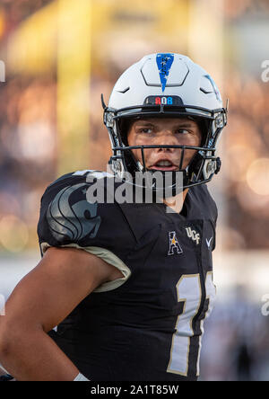 Orlando, FL, USA. 28 Sep, 2019. Central Florida Quarterback Dillon Gabriel (11) erwärmt, bevor NCAA Football Spiel zwischen der UConn Huskies und die UCF Ritter bei Spectrum Stadion in Orlando, Fl. Romeo T Guzman/CSM/Alamy leben Nachrichten Stockfoto