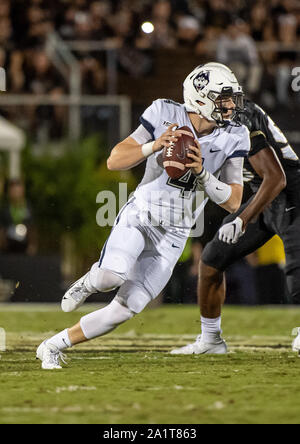 Orlando, FL, USA. 28 Sep, 2019. Connecticut quarterback Steven Krajewski (4) während der ersten Hälfte NCAA Football Spiel zwischen der UConn Huskies und die UCF Ritter bei Spectrum Stadion in Orlando, Fl. Romeo T Guzman/CSM/Alamy leben Nachrichten Stockfoto