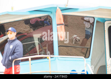 Huntington Beach, CA, USA. 28. September 2019. Eine Bulldogge Rassen Vergangenheit der Bademeister Turm an der Huntington Hundestrand vor der Brandung Hund Wettbewerb. Credit: Ben Nichols/Alamy leben Nachrichten Stockfoto