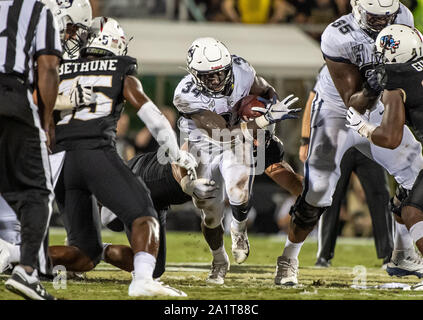 Orlando, FL, USA. 28 Sep, 2019. Connecticut zurück läuft Kevin Mensah (34) während der ersten Hälfte NCAA Football Spiel zwischen der UConn Huskies und die UCF Ritter bei Spectrum Stadion in Orlando, Fl. Romeo T Guzman/CSM/Alamy leben Nachrichten Stockfoto