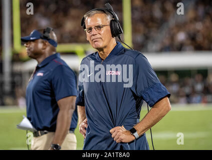 Orlando, FL, USA. 28 Sep, 2019. Connecticut Head Coach Randy Edsall im 1. Halbjahr NCAA Football Spiel zwischen der UConn Huskies und die UCF Ritter bei Spectrum Stadion in Orlando, Fl. Romeo T Guzman/CSM/Alamy leben Nachrichten Stockfoto