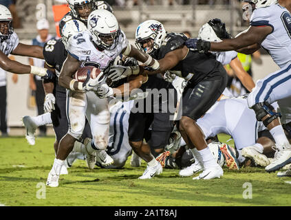 Orlando, FL, USA. 28 Sep, 2019. Connecticut zurück läuft Kevin Mensah (34) während der ersten Hälfte NCAA Football Spiel zwischen der UConn Huskies und die UCF Ritter bei Spectrum Stadion in Orlando, Fl. Romeo T Guzman/CSM/Alamy leben Nachrichten Stockfoto