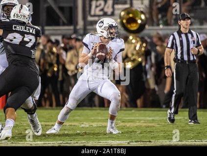 Orlando, FL, USA. 28 Sep, 2019. Connecticut quarterback Steven Krajewski (4) während der ersten Hälfte NCAA Football Spiel zwischen der UConn Huskies und die UCF Ritter bei Spectrum Stadion in Orlando, Fl. Romeo T Guzman/CSM/Alamy leben Nachrichten Stockfoto