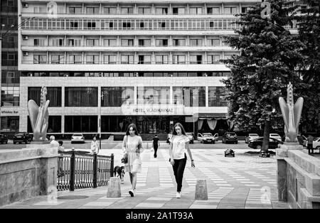 Wladikawkas, Russland - 07. 18. 2019: Junge Damen suchen wie Schwestern zu Fuß vor dem Hotel in der Hauptstadt Wladikawkas Norhth Südossetien Alania Stockfoto