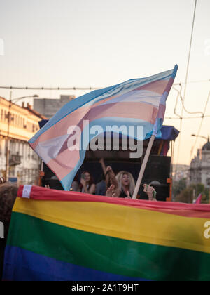 Belgrad, SERBIEN - 15. SEPTEMBER 2019: Transgender stolz Flagge Verzicht mit dem Regenbogen Flagge während der Belgrad Gat PrudeThe Parade geschah dies ja Stockfoto