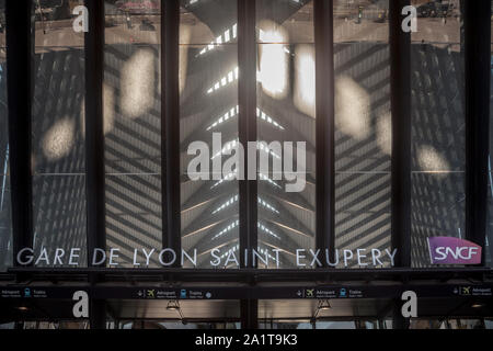 LYON, Frankreich - 13. JULI 2019: Lyon Saint Exupery Flughafen Bahnhof Haupteingang mit dem Logo der französischen Eisenbahn SNCF. Es ist die Station verbinden. Stockfoto