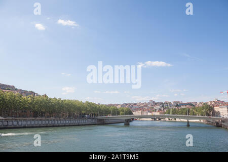 Panorama der Saone Fluss und die Quais de Saone Ufer und Fluss im Stadtzentrum von Lyon, mit einem Schwerpunkt auf der Pont Alphone Juin Brücke, durin Stockfoto