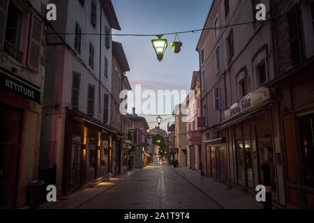 - BOURGOIN JALLIEU, Frankreich - 16. JULI 2019: Rue de la Liberte, eine leere Fußgängerzone mit traditioneller französischer Architektur Gebäude in einer kommerziellen Stockfoto