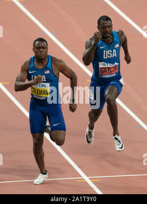 Doha, Katar. 28 Sep, 2019. Christian Coleman (L) der Vereinigten Staaten und seine Mannschaftskameraden Justin Gatlin konkurrieren, während bei den Männern 100 m-Finale bei den 2019 IAAF Weltmeisterschaften in Doha, Katar, Sept. 28, 2019. Credit: Wang Jingqiang/Xinhua/Alamy leben Nachrichten Stockfoto