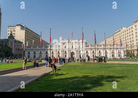 Santiago, Chile - 22. April 2019: Palacio de la Moneda Präsidentenpalast. Touristische Spaziergang vor dem Palast. Stockfoto