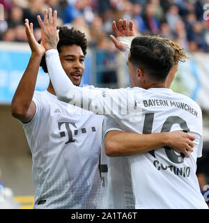 Paderborn, Deutschland. 28 Sep, 2019. Serge Gnabry (1., L) des FC Bayern München feiert nach zählen während einer Deutschen Bundesliga Fußball Match zwischen dem SC Paderborn 07 und dem FC Bayern München in Paderborn, Deutschland, Sept. 28, 2019. Credit: Ulrich Hufnagel/Xinhua/Alamy leben Nachrichten Stockfoto