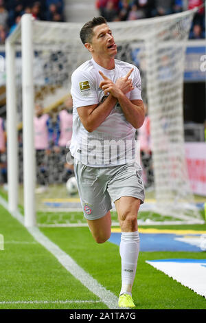 Paderborn, Deutschland. 28 Sep, 2019. Robert Lewandowski von Bayern München feiert nach einem Deutschen Bundesliga Fußball Match zwischen dem SC Paderborn 07 und dem FC Bayern München in Paderborn, Deutschland, Sept. 28, 2019. Credit: Ulrich Hufnagel/Xinhua/Alamy leben Nachrichten Stockfoto