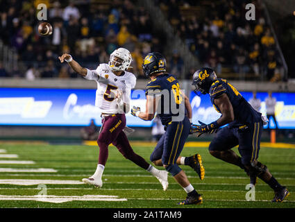 Oklahoma Memorial Stadium. 27 Sep, 2019. Usa Arizona State Quarterback Casey Daniels (5) wirft ein Bootleg Pass während der NCAA Football Spiel zwischen Arizona State Sun Devils und die California Golden Bears 17-24 an der California Memorial Stadium verloren. Thurman James/CSM/Alamy leben Nachrichten Stockfoto