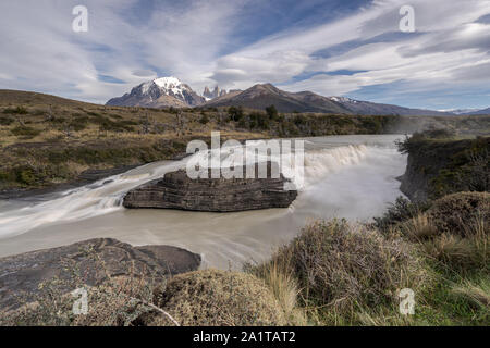 Blick von Cascada del Rio Paine bei Torres del Paine Nationalpark. Die Torres sind im Hintergrund sichtbar. Stockfoto