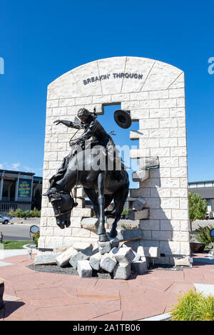 Laramie, WY, USA - 28. September 2019: "Breakin' durch 'Bronzestatue im War Memorial Stadium an der Universität von Wyoming Stockfoto