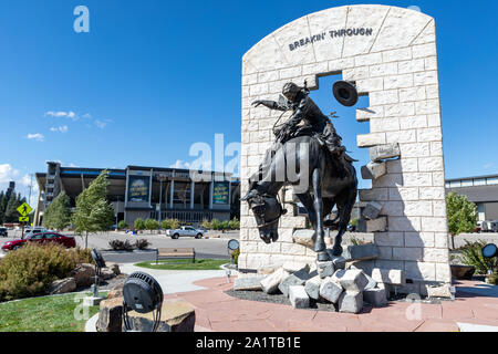 Laramie, WY, USA - 28. September 2019: "Breakin' durch 'Bronzestatue im War Memorial Stadium an der Universität von Wyoming Stockfoto