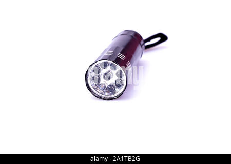 Schwarze LED-Taschenlampe auf weißem Hintergrund in der Nähe zu sehen. Stockfoto