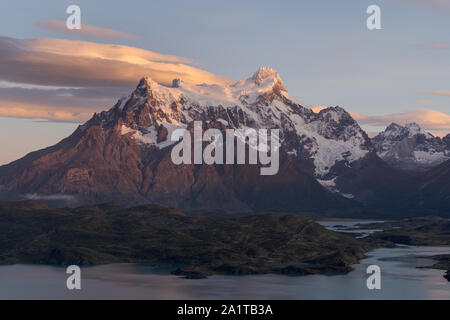 Schöne rosa Licht taucht Paine Grande Peak im Torres del Paine Nationalpark in Chile. Patagonien. Stockfoto