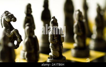 Silber Schachspiel mit Hintergrundbeleuchtung auf der Checker board mit hellen Hintergrund Stockfoto