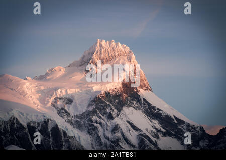 Schöne rosa Licht taucht Paine Grande Peak im Torres del Paine Nationalpark in Chile. Patagonien. Stockfoto