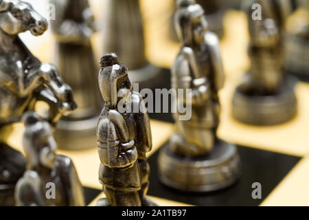 Nahaufnahme eines silbernen Schachfiguren auf einem Schachbrett Stockfoto