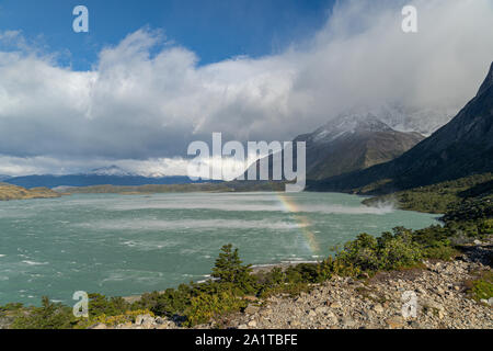 Regenbogen über dem Lago Nordenskjold, Torres del Paine Nationalpark, Chile. Starke Winde pick up See Wasser und Regenbogen erstellt, in Torres del Paine Stockfoto