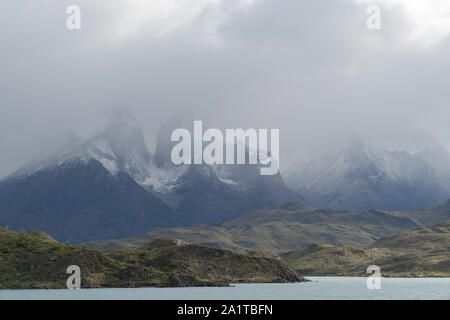 Los Cuernos Del Paine in nebligen, verregneten Morgen. Blick auf Los cuernos mit niedrig hängenden Wolken und Nebel sie zu überdecken. Stockfoto