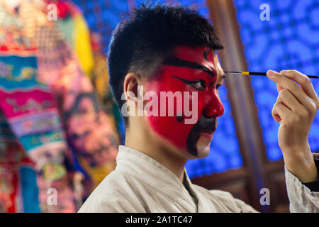 Männliche Peking Oper Schauspieler backstage Make-up Stockfoto