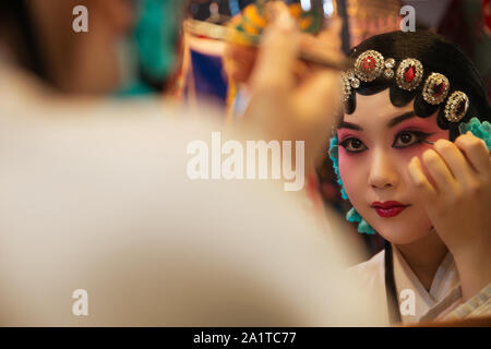 Weibliche Peking Oper Schauspieler backstage Make-up Stockfoto