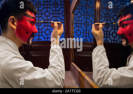 Männliche Peking Oper Schauspieler backstage Make-up Stockfoto