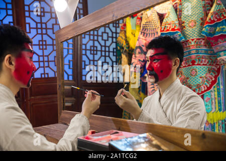 Männliche Peking Oper Schauspieler backstage Make-up Stockfoto