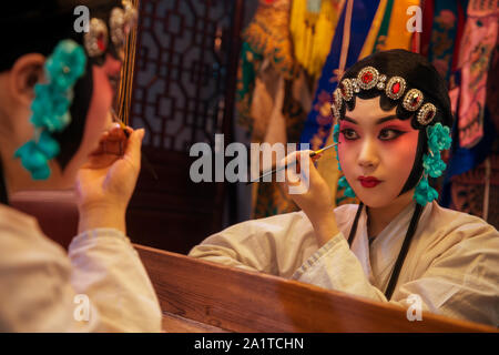 Weibliche Peking Oper Schauspieler backstage Make-up Stockfoto