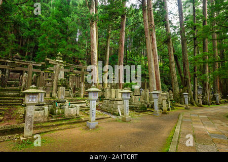 Wakayama, Japan - 23 Juli 2019: führende Weg zum Okunoin an Koyasan, einem UNESCO-Weltkulturerbe. Okunoin ist einer der heiligsten Orte in Japan ein Stockfoto