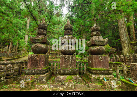 Wakayama, Japan - 23 Juli 2019: historische alte Grabsteine in der Grabstätten in Okunoin. Stockfoto