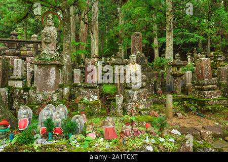 Wakayama, Japan - 23. Juli 2019: Buddha Statuen Blick auf alte Grabsteine am Weltkulturerbe Koyasan. Stockfoto