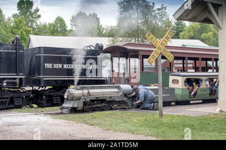 Hesston IN USA, 31. August 2019; ein Zug Techniker arbeitet auf einer kleinen Bahn, die Bereitstellung von carloads begeistert Touristen am Hesston Zug Mu zu ziehen Stockfoto