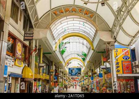 Kagawa, Japan - 27 Juli 2019: Main Downtown Shopping Arkade mit alten Geschäftshäuser, Takamatsu. Stockfoto