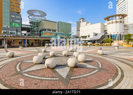 Kagawa, Japan - 27 Juli 2019: Zentrale Takamatsu mit Bus und Fähre. Stockfoto