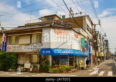 Kagawa, Japan - 27 Juli 2019: Alte Straße in Takamatsu Haupt Shopping Viertel. Stockfoto