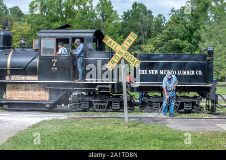 Hesston IN USA, 31. August 2019; die Arbeitnehmer Laufwerk a vintage Dampfmaschine und Reparatur Felsen auf den Gleisen, während einer Veranstaltung am Hesston Train Museum Stockfoto