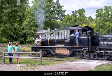 Hesston IN USA, 31. August 2019; Touristen ihre Ohren als Dirigent bläst ein Horn auf eine alte Dampfmaschine, während einer Veranstaltung am Hesston Zug Stockfoto