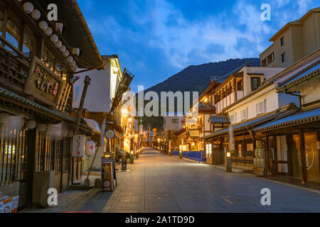 Kagawa, Japan - 27 Juli 2019: Dämmerung der alten Straße, die zu Kotohiragu Schrein. Stockfoto