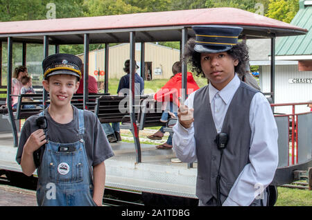 Hesston IN USA, 31. August 2019; zwei junge Dirigenten posieren für ein Foto neben einem Minizug, bei einem Tag der Arbeit Veranstaltung am Hesston Train Museum Stockfoto