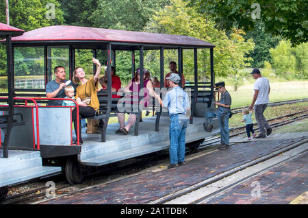 Hesston IN USA, 31. August 2019; zwei junge Dirigenten akzeptieren Karten für eine lustige Fahrt mit dem Zug während einer Veranstaltung am Hesston Train Museum Stockfoto