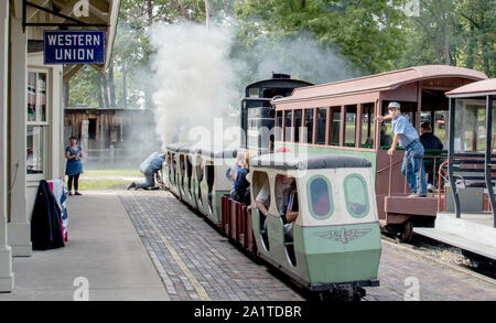 Hesston IN USA, 31. August 2019; Familien an Bord zwei Dampfzüge in verschiedenen Größen, während einer Veranstaltung am Hesston Train Museum Stockfoto