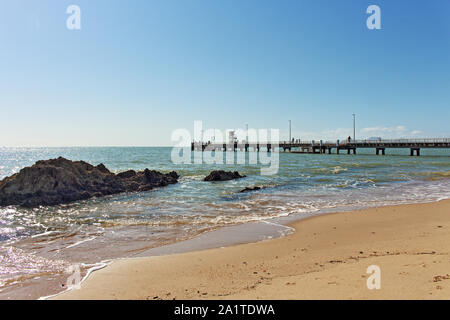 Der Strand und der Steg in Palm Cove an einem schönen Morgen... ein Besuch lohnt sich, wenn Sie in der Cairns Region Far North Queensland, Australien Stockfoto