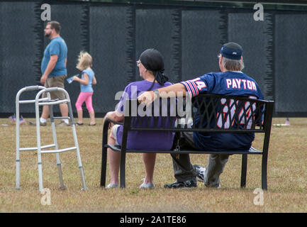 South Bend Indiana, USA, 21. September 2019; ein Vater lehrt seine Tochter über den Namen auf das Vietnam Memorial Wall, während ein paar nehmen Sie sich die Zeit, die Rem Stockfoto