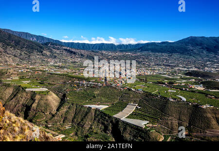 Los Llanos de Aridane, Valle de Aridane, La Palma, Kanarische Inseln, Spanien, Europa. El Paso und Cumbre Nueva im Hintergrund. Blick vom Mirador El Stockfoto