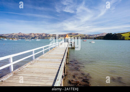 Akaroa Pier an einem sonnigen Tag in Neuseeland Stockfoto